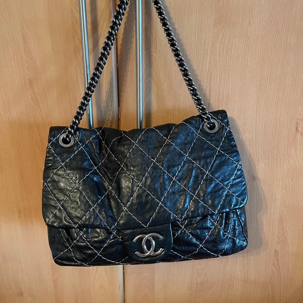 Black Chanel classic sac rabat